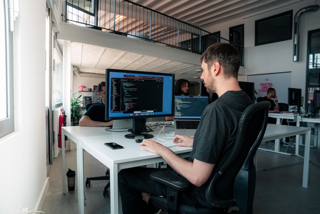 Sébastien en pleine séance de coding