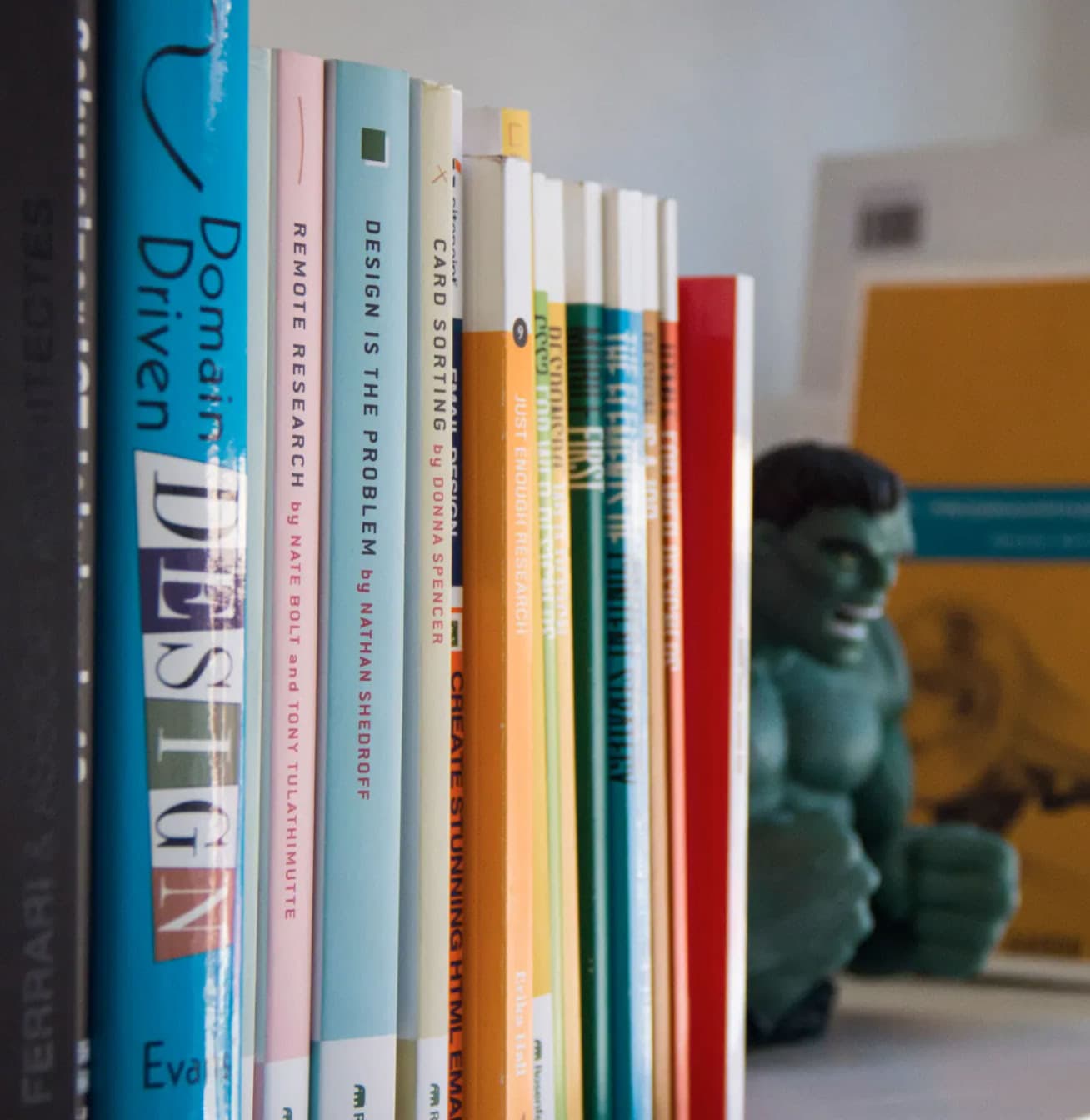 Une étagère pleine de livres et de jouets pour assurer notre veille.