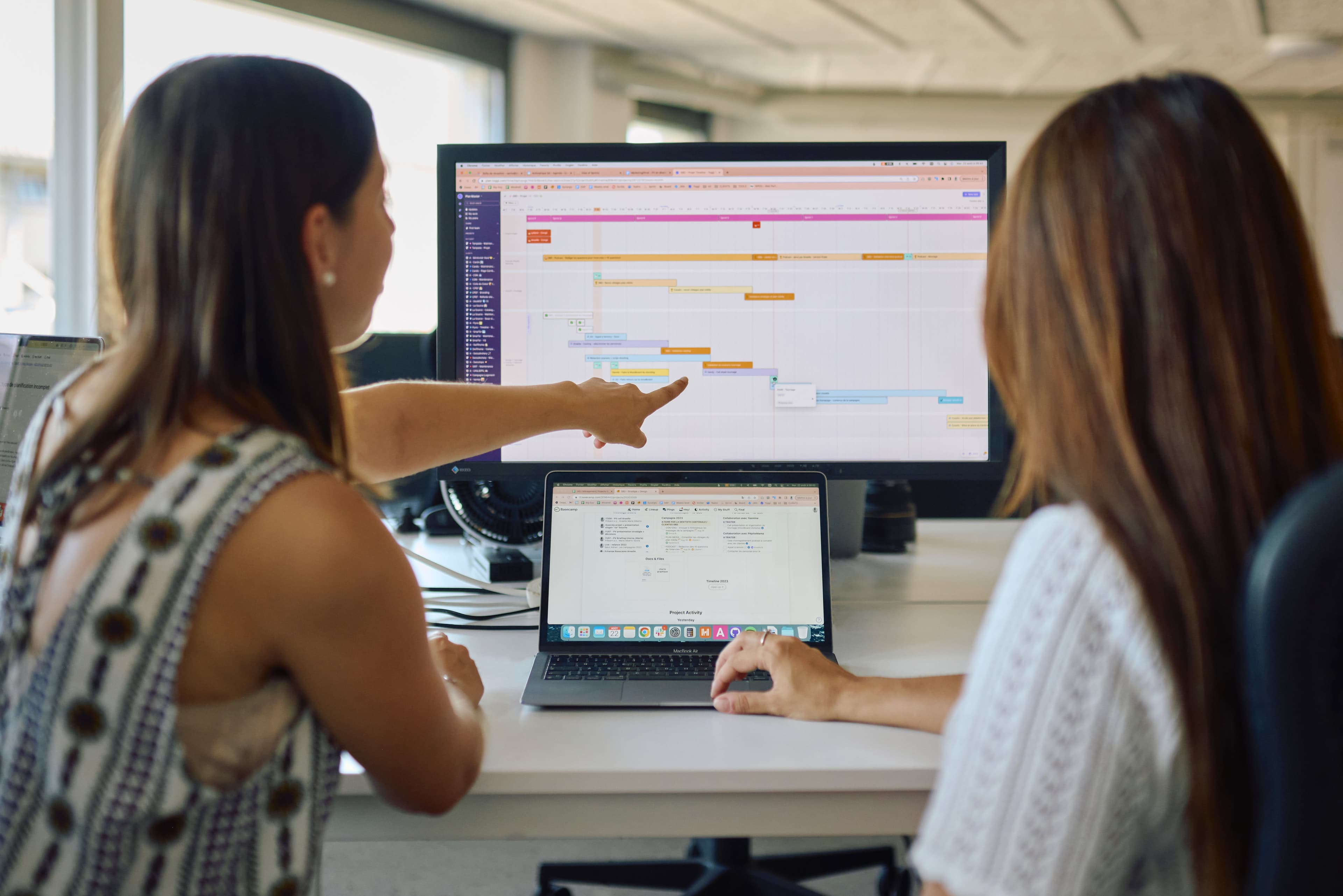 Susana et Sasha en train de discuter d'une timeline